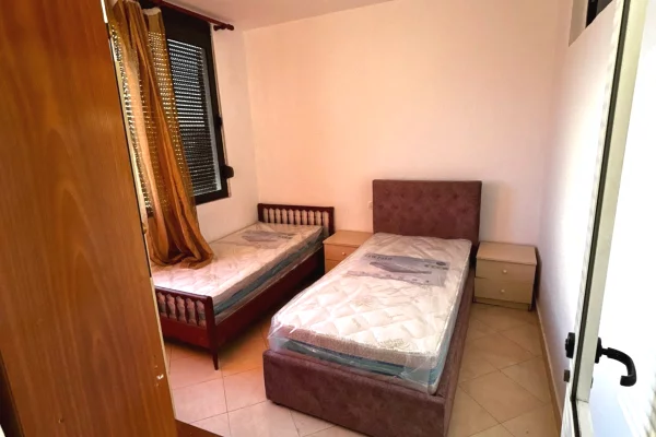 Shtepi me qera Apartament ne Tirane, 2+1, Mobilimi Pjeserisht e mobiluar, Pagesa 35,000  Leke.