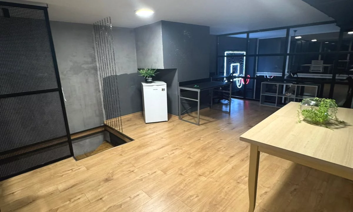 ZYRE E MOBILUAR PER QERA