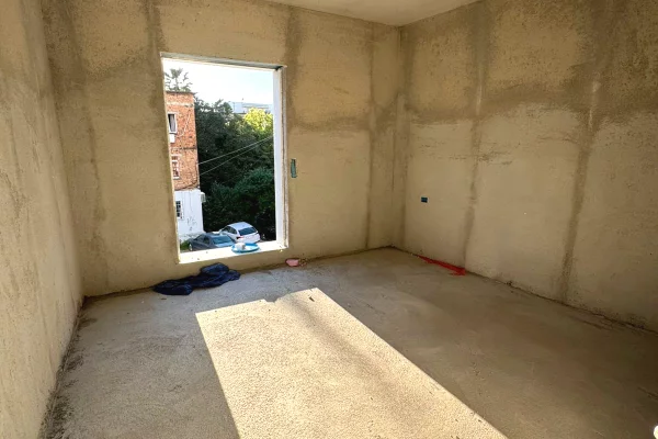 Shtepi ne shitje Apartament ne Tirane, 2+1, Mobilimi Bosh, pa mobiluar, Pagesa 240,000  Euro.