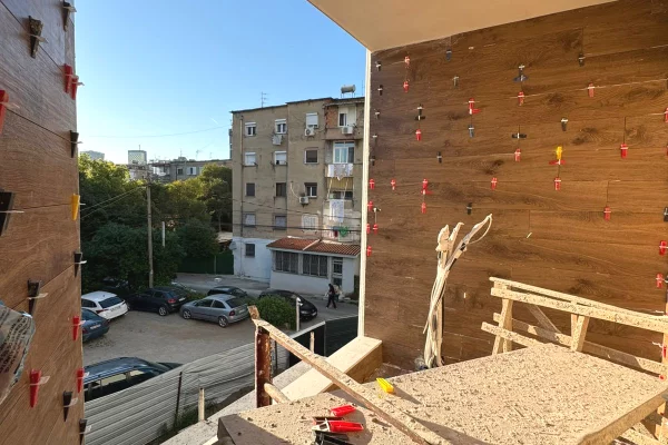 Shtepi ne shitje Apartament ne Tirane, 2+1, Mobilimi Bosh, pa mobiluar, Pagesa 240,000  Euro.