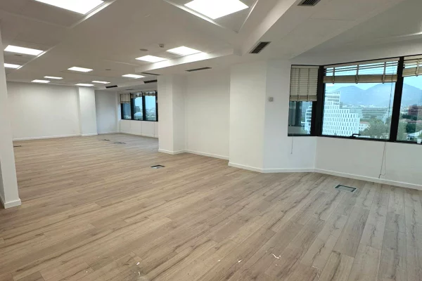 Ambient biznesi me qera 3+1 ne Tirane - 2,500 Euro