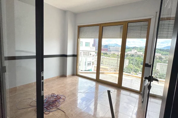 JEPET ZYRE ME QERA, BLLOK 2500 euro 175 m2 ne godine biznesi