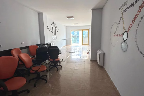 JEPET ZYRE ME QERA, BLLOK 2500 euro 175 m2 ne godine biznesi
