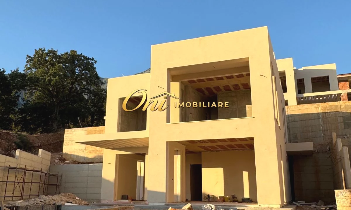Shtepi ne shitje Vila Luksoze ne Vlore, 3+1, Mobilimi Bosh, pa mobiluar, Pagesa 1,200,000  Euro.