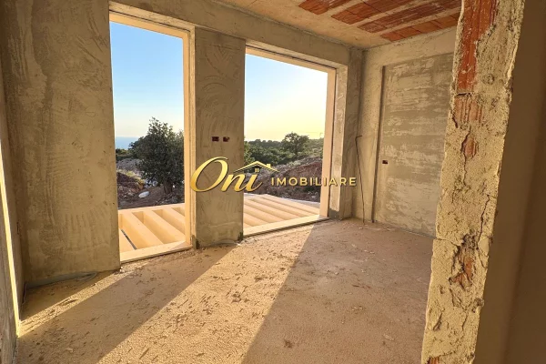 Shtepi ne shitje Vila Luksoze ne Vlore, 3+1, Mobilimi Bosh, pa mobiluar, Pagesa 1,200,000  Euro.