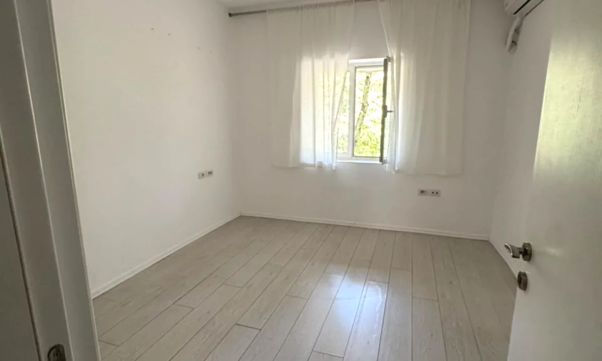 JEPET ZYRE ME QERA 60M2 NE BLLOK