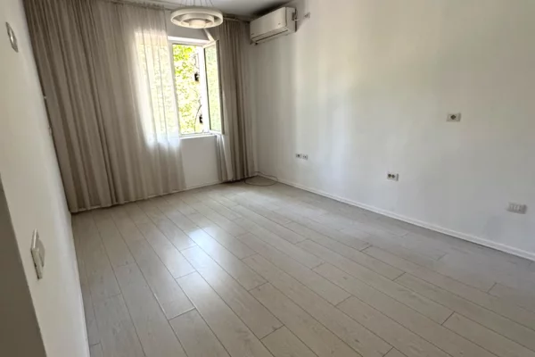 JEPET ZYRE ME QERA 60M2 NE BLLOK