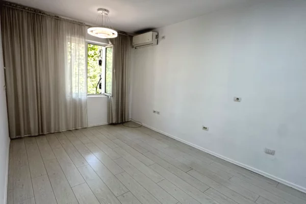 JEPET ZYRE ME QERA 60M2 NE BLLOK
