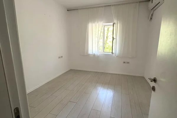 Ambient biznesi me qera 3+1 ne Tirane - 65,000 Leke