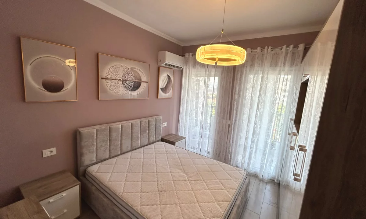 Shtepi me qera Apartament ne Tirane, 2+1, Mobilimi E mobiluar, Pagesa 75,000  Leke.