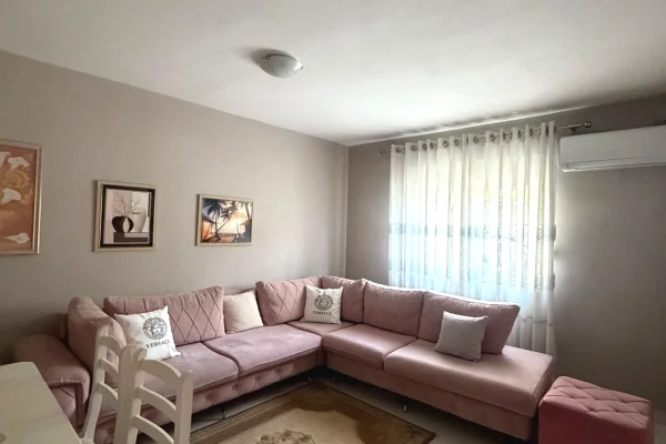 Shtepi me qera Apartament ne Tirane, 1+1, Mobilimi E mobiluar, Pagesa 450  Euro.