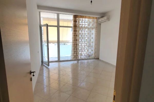Ambient biznesi me qera 3+1 ne Tirane - 1,400 Euro