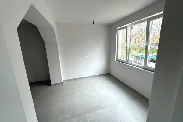 Ambient biznesi me qera 3+1 ne Tirane - 1,200 Euro