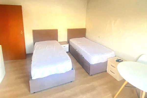 Shtepi me qera Apartament ne Tirane, Garsoniere, Mobilimi E mobiluar, Pagesa 44,000  Leke.