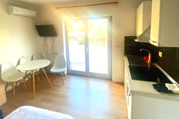 JEPET GARSONIERE 40M2 ME QERA, 21 DHJETORI 