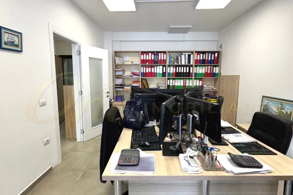 JEPET ZYRE 70M2 ME QERA, KOMUNA E PARISIT 