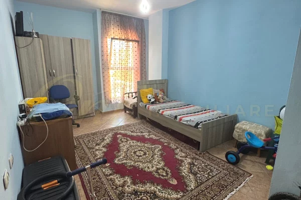 Shtepi ne shitje Apartament ne Tirane, 2+1, Mobilimi E mobiluar, Pagesa 14,600,000  Leke.