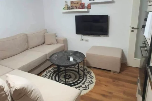 Shtepi me qera Apartament ne Tirane, 2+1, Mobilimi E mobiluar, Pagesa 50,000  Leke.