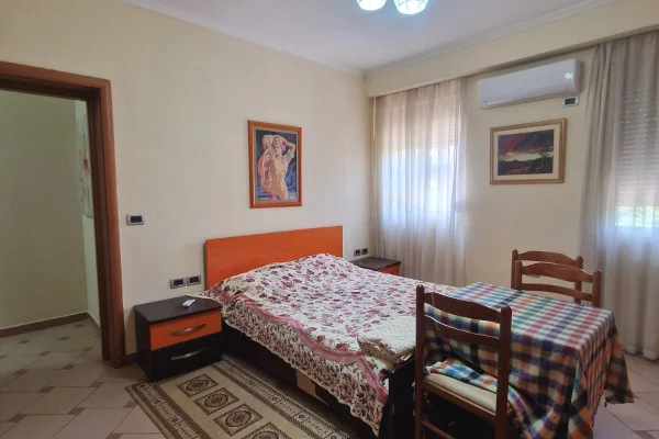 JEPET GARSONIERE ME QERA, RRUGA E DURRESIT 