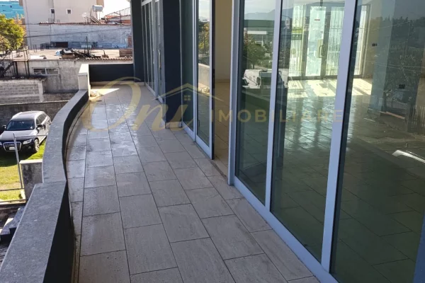 Ambient biznesi me qera 3+1 ne Tirane - 600 Euro