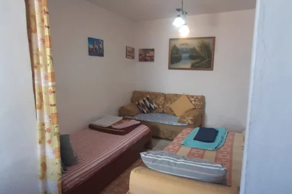 Shtepi me qera Apartament ne Tirane, 1+1, Mobilimi E mobiluar, Pagesa 450  Euro.