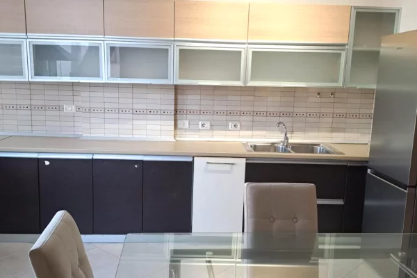 Shtepi me qera Apartament ne Tirane, 2+1, Mobilimi E mobiluar, Pagesa 800  Euro.