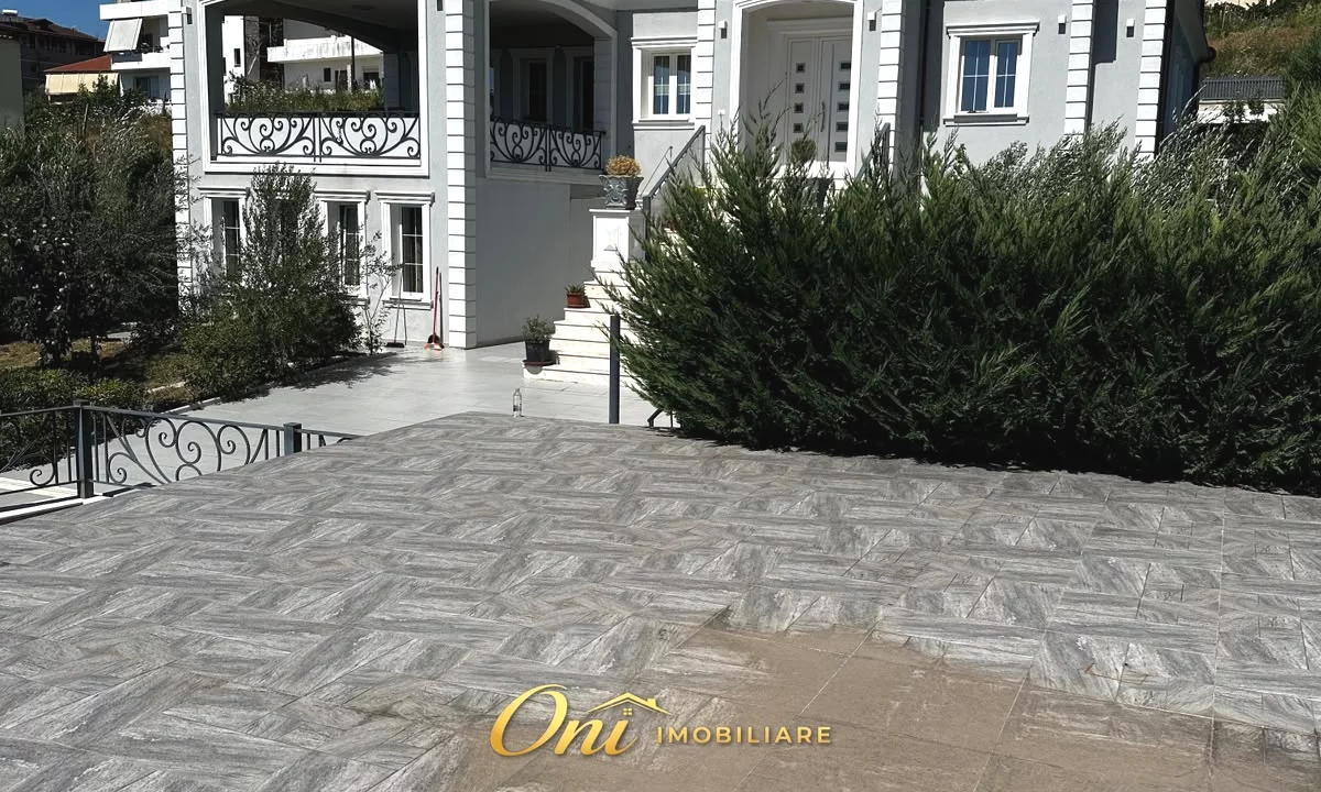 Shtepi me qera Vila Luksoze ne Tirane, 2+1, Mobilimi E mobiluar, Pagesa 8,000  Euro.