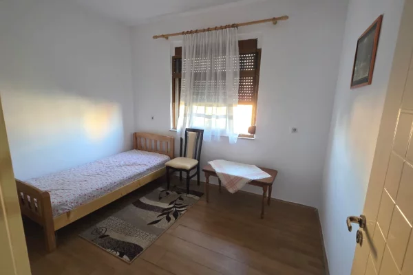 Shtepi me qera Apartament ne Tirane, 3+1, Mobilimi E mobiluar, Pagesa 500  Euro.