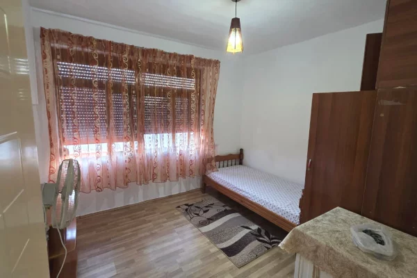 Shtepi me qera Apartament ne Tirane, 3+1, Mobilimi E mobiluar, Pagesa 500  Euro.
