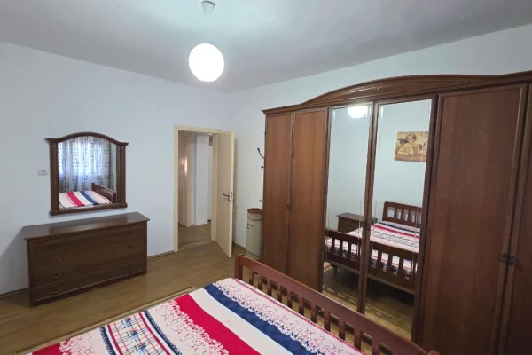 Shtepi me qera Apartament ne Tirane, 3+1, Mobilimi E mobiluar, Pagesa 500  Euro.