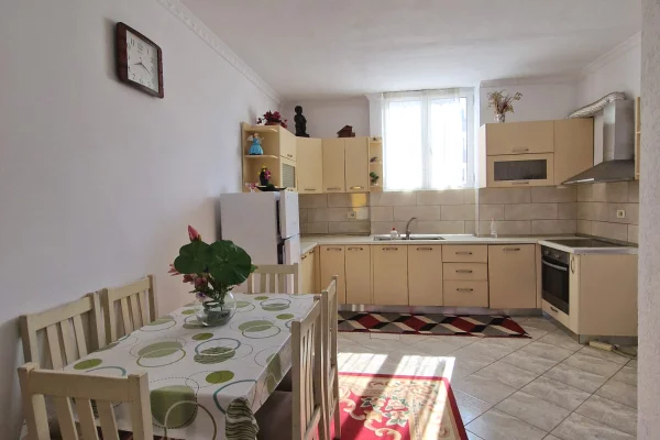 Shtepi me qera Apartament ne Tirane, 2+1, Mobilimi E mobiluar, Pagesa 43,000  Leke.