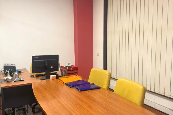 Ambient biznesi me qera 3+1 ne Tirane - 1,200 Euro