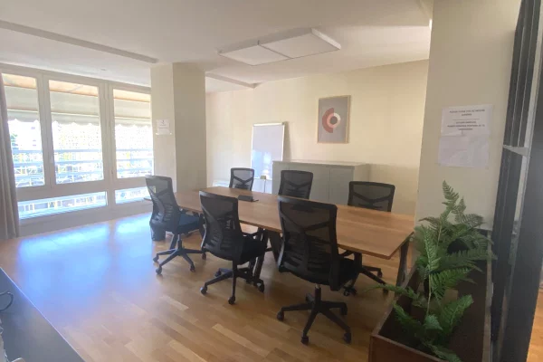 Ambient biznesi me qera 3+1 ne Tirane - 2,600 Euro