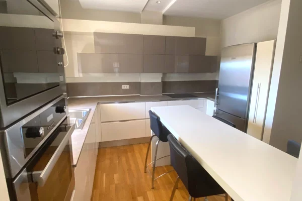 JEPET ZYRE ME QERA 140M2, BRIGADA 8, BLLOK