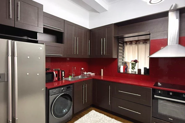 Shtepi me qera Apartament ne Tirane, 2+1, Mobilimi E mobiluar, Pagesa 1,200  Euro.