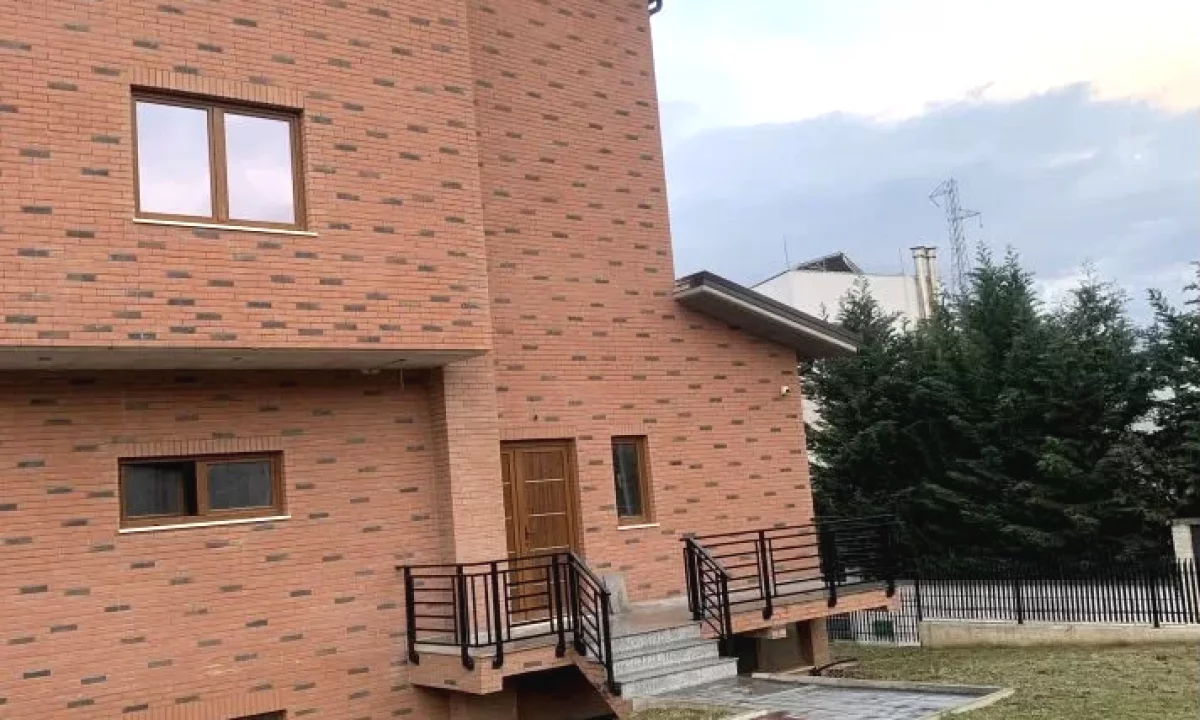 Shtepi me qera Vila Luksoze ne Tirane, 2+1, Mobilimi E mobiluar, Pagesa 4,000  Euro.