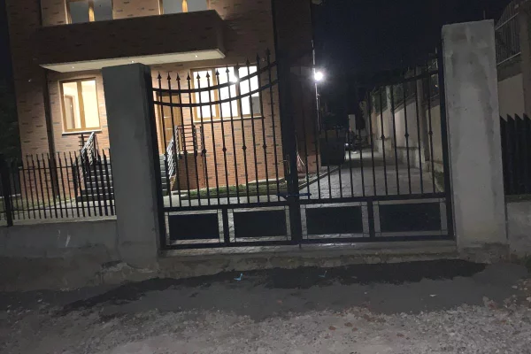 Shtepi me qera Vila Luksoze ne Tirane, 2+1, Mobilimi E mobiluar, Pagesa 4,000  Euro.