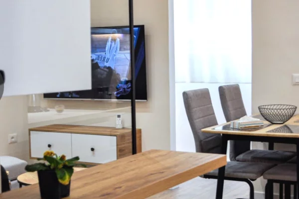 JEPET APARTAMENT ME QERA 2+1, BULEVARDI BAJRAM CURRI 