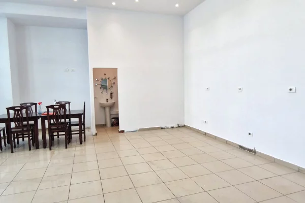 JEPET LOKAL ME QERA, ZOGU I ZI 