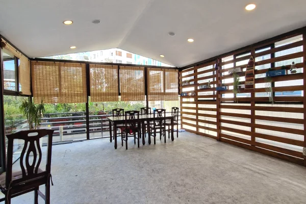 Ambient biznesi me qera 1+1 ne Tirane - 100,000 Leke