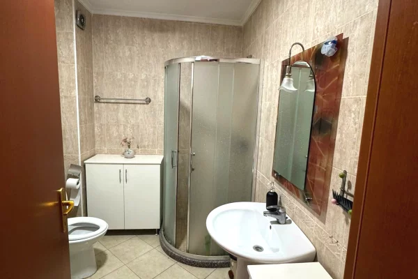 Shtepi me qera Apartament ne Tirane, 1+1, Mobilimi E mobiluar, Pagesa 55,000  Leke.