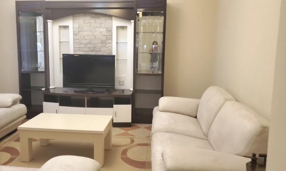 Shtepi me qera Apartament ne Tirane, 3+1, Mobilimi E mobiluar, Pagesa 1,000  Euro.