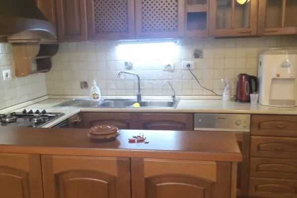 Shtepi me qera Apartament ne Tirane, 3+1, Mobilimi E mobiluar, Pagesa 1,000  Euro.
