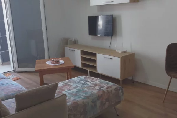 Shtepi me qera 1+1 ne Tirane - 60,000 Leke