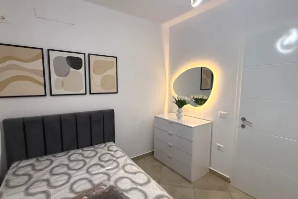 Shtepi me qera Apartament ne Tirane, 2+1, Mobilimi E mobiluar, Pagesa 80,000  Leke.