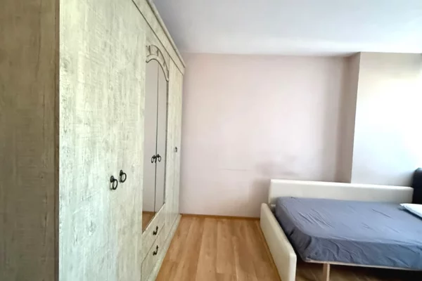 Shtepi me qera Apartament ne Tirane, 2+1, Mobilimi E mobiluar, Pagesa 50,000  Leke.