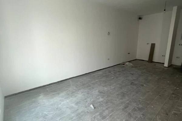 Ambiente Commerciale in Affitto 3+1 a Tirana - 45,000 Leke