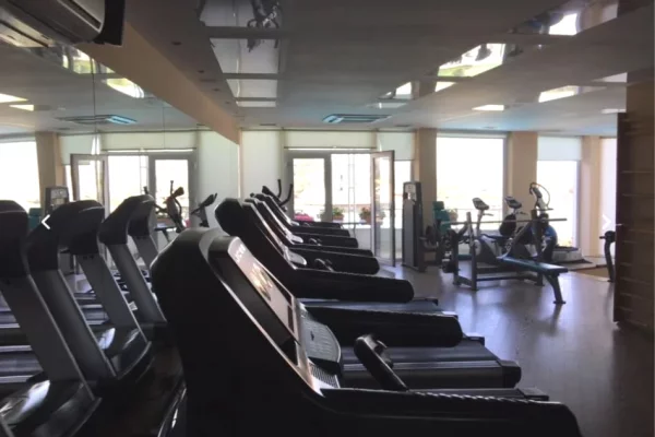 Ambiente Commerciale in Affitto 6+1 a Tirana - 7,000 Euro