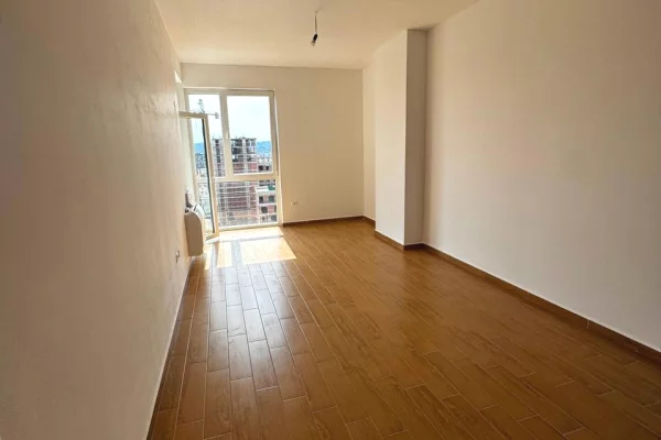 Ambient biznesi me qera 3+1 ne Tirane - 90,000 Leke