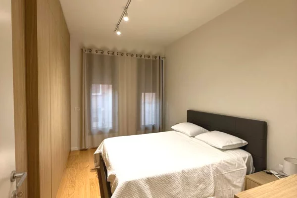 Shtepi me qera Apartament ne Tirane, 2+1, Mobilimi E mobiluar, Pagesa 1,300  Euro.